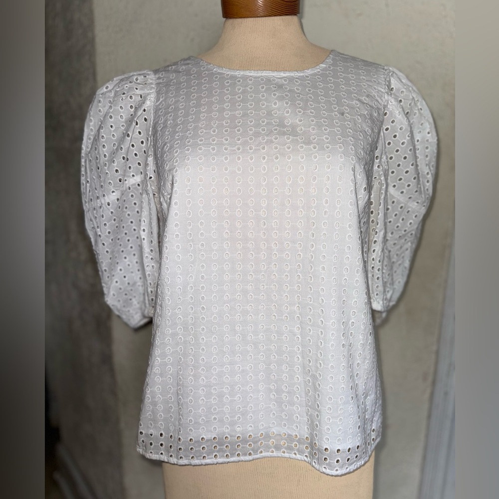 A NEW DAY white top blouse puff shoulders eyelet fabric cotton M